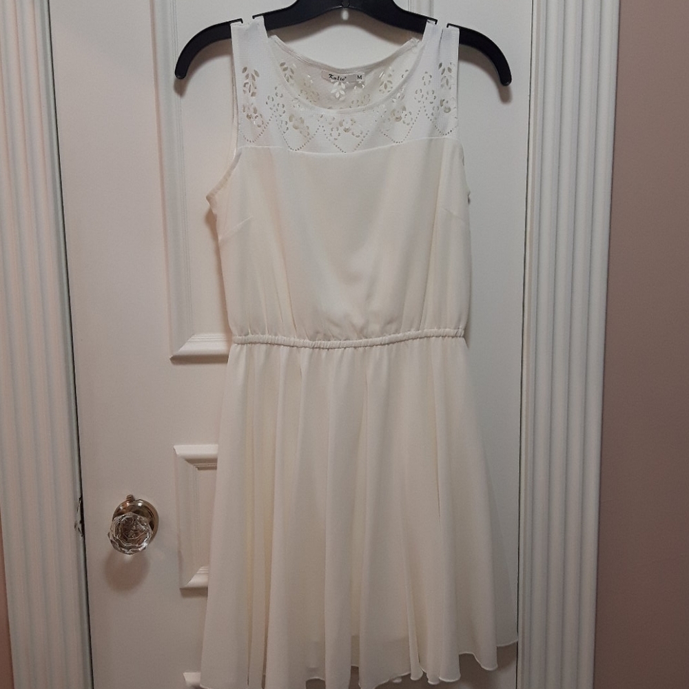 🛍Off white no sleeve dress with cutouts
